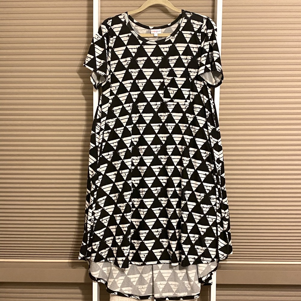 LuLaRoe Carly Dress Medium Black White Triangle Print High Low Swing Unicorn